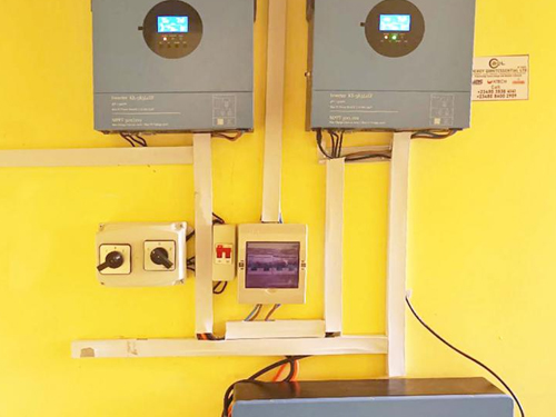 Due inverter da 5 kW off-grid + 10kWh Batterie di litio costruiscono un sistema off-grid ad alta efficienza